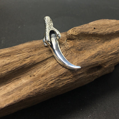Men's Unique Eagle Claw Sharp Knife Pendant Retro Punk Party Locomotive Rider Domineering Jewelry